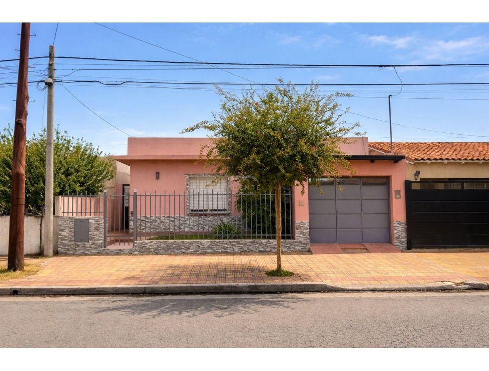 EN VENTA CASA DE 3 DORM. EN VILLA ITALIA, TANDIL