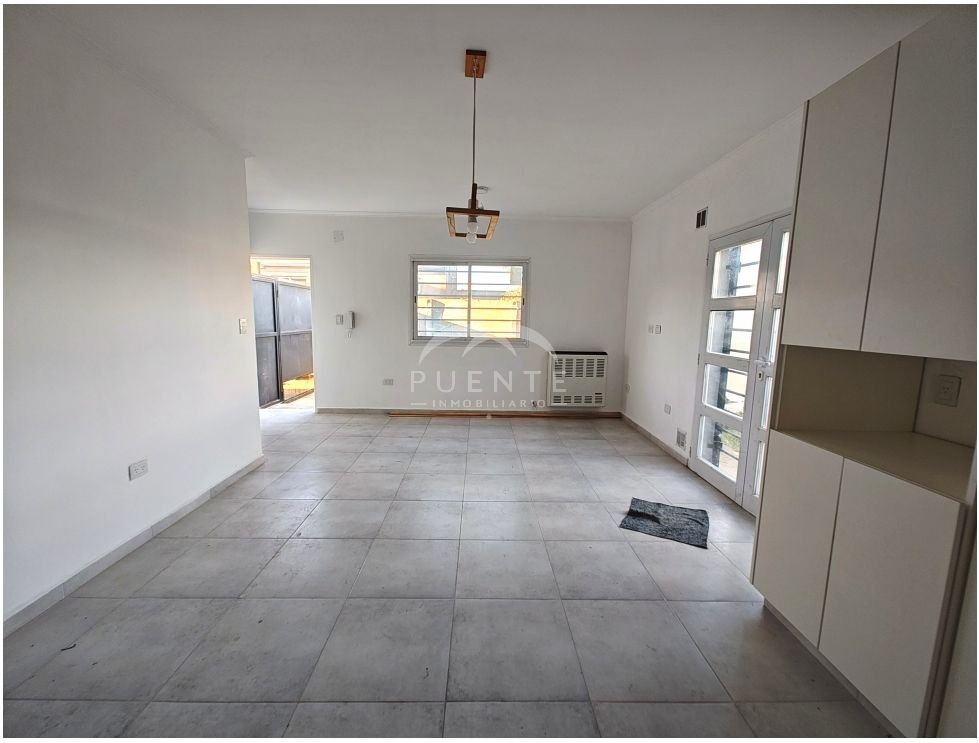 CASA EN ALQUILER - DUPLEX - CON PATIO INDEPENDIENTE 2 CASA EN ALQUILER – DUPLEX – CON PATIO INDEPENDIENTE