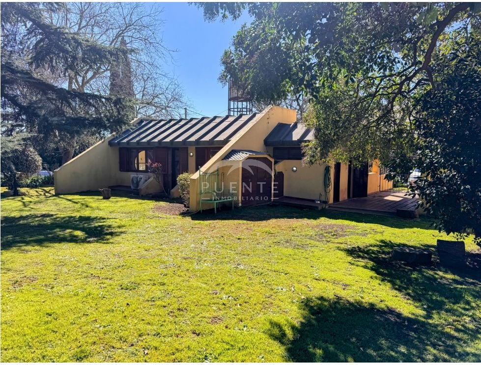 En Venta casa 3 ambientes con jardín en Barrio Golf Tandil